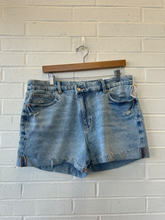 Load image into Gallery viewer, American Eagle Shorts Size 13/14
