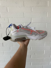 Load image into Gallery viewer, Nike Dress Shoes Womens 9

