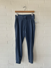 Load image into Gallery viewer, Lulu Lemon Athletic Pants Size Medium
