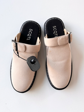 Load image into Gallery viewer, Sandals Womens 8

