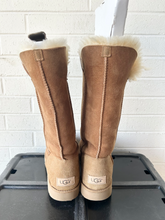 Load image into Gallery viewer, Uggs Boots Womens 9.5
