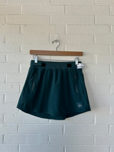 Load image into Gallery viewer, Alo Athletic Shorts Size Small
