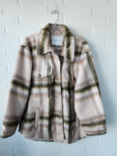 Load image into Gallery viewer, American Eagle Heavy Outerwear Size Extra Large
