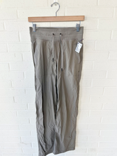 Load image into Gallery viewer, Lulu Lemon Athletic Pants Size 3/4 (27)
