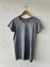 Load image into Gallery viewer, Lulu Lemon Athletic Top Size Small
