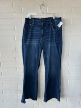 Load image into Gallery viewer, Aeropostale Denim Size 18/20 (36)
