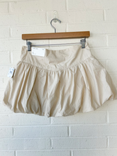 Load image into Gallery viewer, American Eagle Short Skirt Size 0
