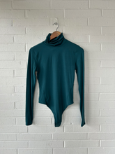 Load image into Gallery viewer, Lulu Lemon Athletic Top Size Medium
