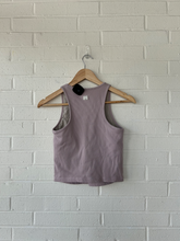 Load image into Gallery viewer, Vuori Athletic Top Size Small
