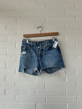 Load image into Gallery viewer, Levi Shorts Size 5/6
