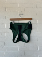 Load image into Gallery viewer, Sports Bra Size Small
