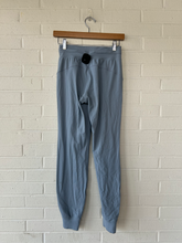 Load image into Gallery viewer, Lulu Lemon Athletic Pants Size 2 (26)

