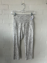 Load image into Gallery viewer, Lulu Lemon Athletic Pants Size Medium
