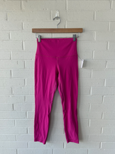 Load image into Gallery viewer, Lulu Lemon Athletic Pants Size 3/4 (27)

