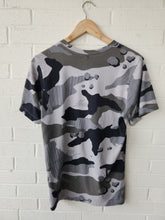 Load image into Gallery viewer, Nike T-shirt Size Small
