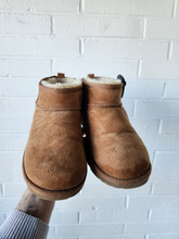 Load image into Gallery viewer, Uggs Boots Womens 6
