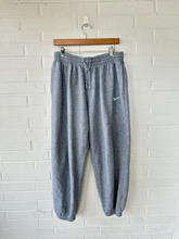 Load image into Gallery viewer, Nike Pants Size Large
