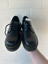 Load image into Gallery viewer, Casual Shoes Womens 7
