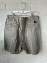 Load image into Gallery viewer, Dockers Shorts Size 36
