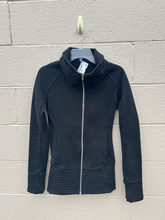 Load image into Gallery viewer, Lulu Lemon Sweatshirt Size Small
