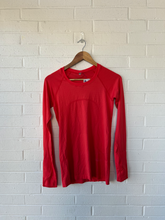 Load image into Gallery viewer, Lulu Lemon Athletic Top Size Small
