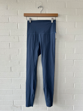 Load image into Gallery viewer, Lulu Lemon Athletic Pants Size 5/6 (28)
