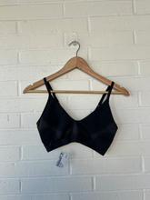Load image into Gallery viewer, Gym Shark Sports Bra Size Small
