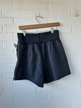 Load image into Gallery viewer, Nike Athletic Shorts Size Large
