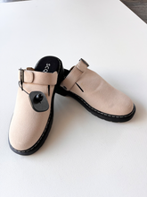 Load image into Gallery viewer, Sandals Womens 8
