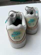 Load image into Gallery viewer, Nike Casual Shoes Womens 8

