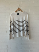 Load image into Gallery viewer, Abercrombie &amp; Fitch Sweater Size Medium
