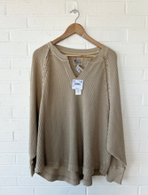 Load image into Gallery viewer, American Eagle Long Sleeve Top Size Small
