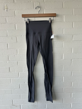 Load image into Gallery viewer, Lulu Lemon Athletic Pants Size 2 (26)
