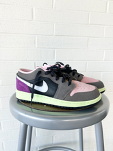 Load image into Gallery viewer, Nike Womens Athletic Shoes Womens 7.5
