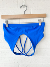 Load image into Gallery viewer, Lulu Lemon Sports Bra Size Medium
