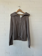 Load image into Gallery viewer, Abercrombie &amp; Fitch Sweatshirt Size Large
