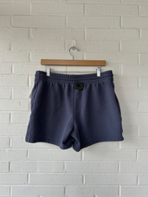 Load image into Gallery viewer, Aritzia Shorts Size Large
