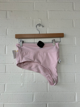 Load image into Gallery viewer, Lulu Lemon Sports Bra Size Medium
