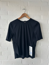 Load image into Gallery viewer, Lulu Lemon Athletic Top Size Medium
