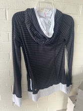 Load image into Gallery viewer, Lulu Lemon Athletic Top Size Medium
