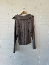 Load image into Gallery viewer, Abercrombie &amp; Fitch Sweatshirt Size Large

