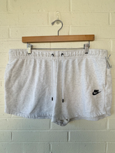 Load image into Gallery viewer, Nike Shorts Size Extra Large
