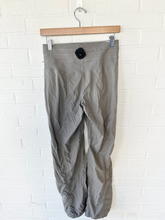 Load image into Gallery viewer, Lulu Lemon Athletic Pants Size 3/4 (27)
