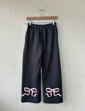 Load image into Gallery viewer, Edikted Pants Size Extra Small
