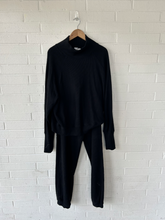 Load image into Gallery viewer, Alo Pants Size Large
