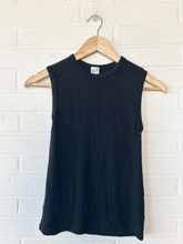 Load image into Gallery viewer, Set Active Athletic Top Size Small
