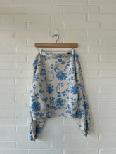 Load image into Gallery viewer, Abercrombie &amp; Fitch Sweatshirt Size Medium
