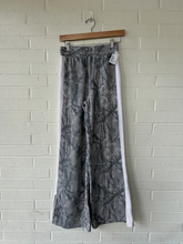Load image into Gallery viewer, Grayson Threads Pants Size Extra Small
