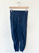 Load image into Gallery viewer, Lulu Lemon Athletic Pants Size 3/4 (27)
