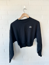 Load image into Gallery viewer, Alo Sweatshirt Size Extra Small
